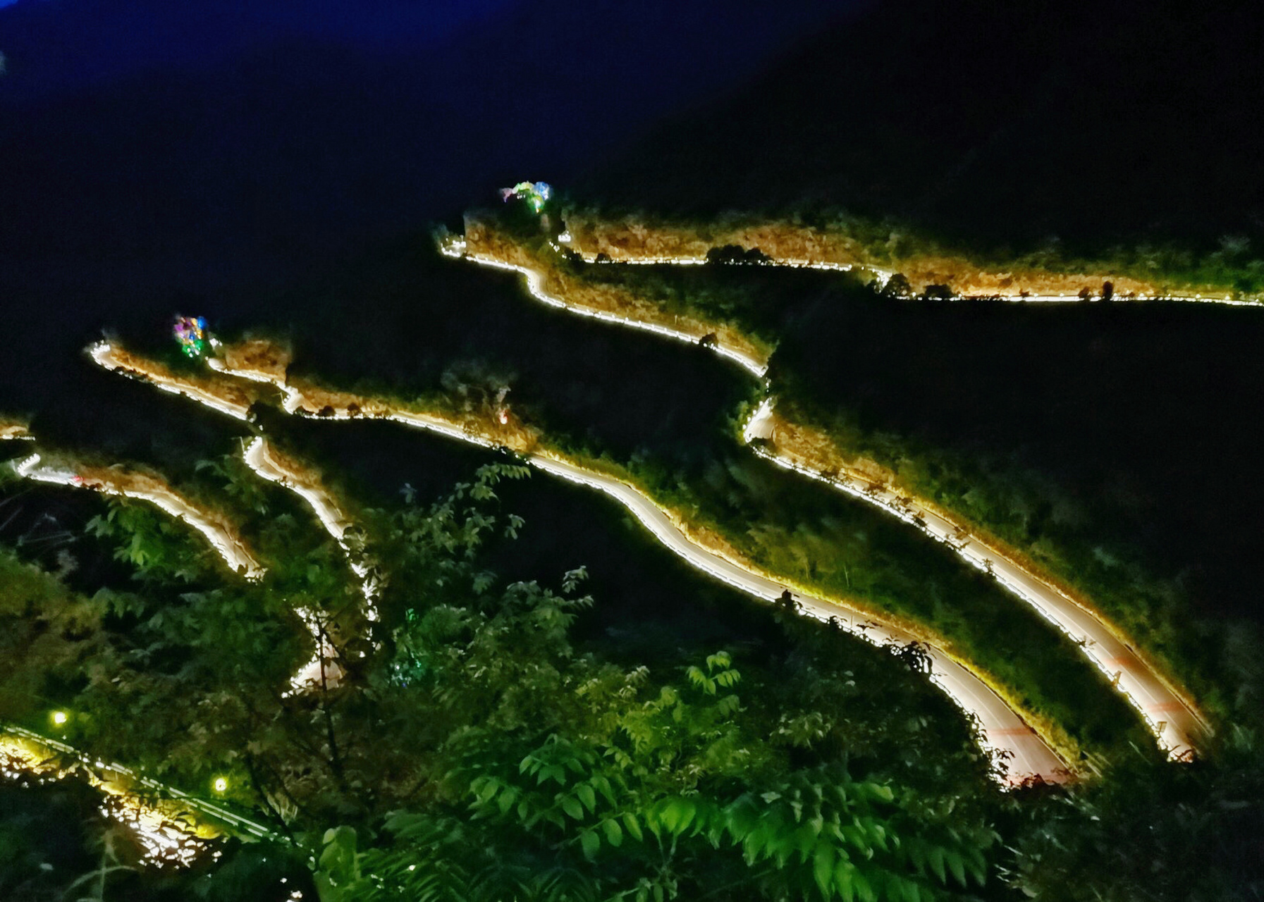 皖南川藏线——桃岭六道湾夜景 夜晚的桃岭六道湾也是很美的,关键是车