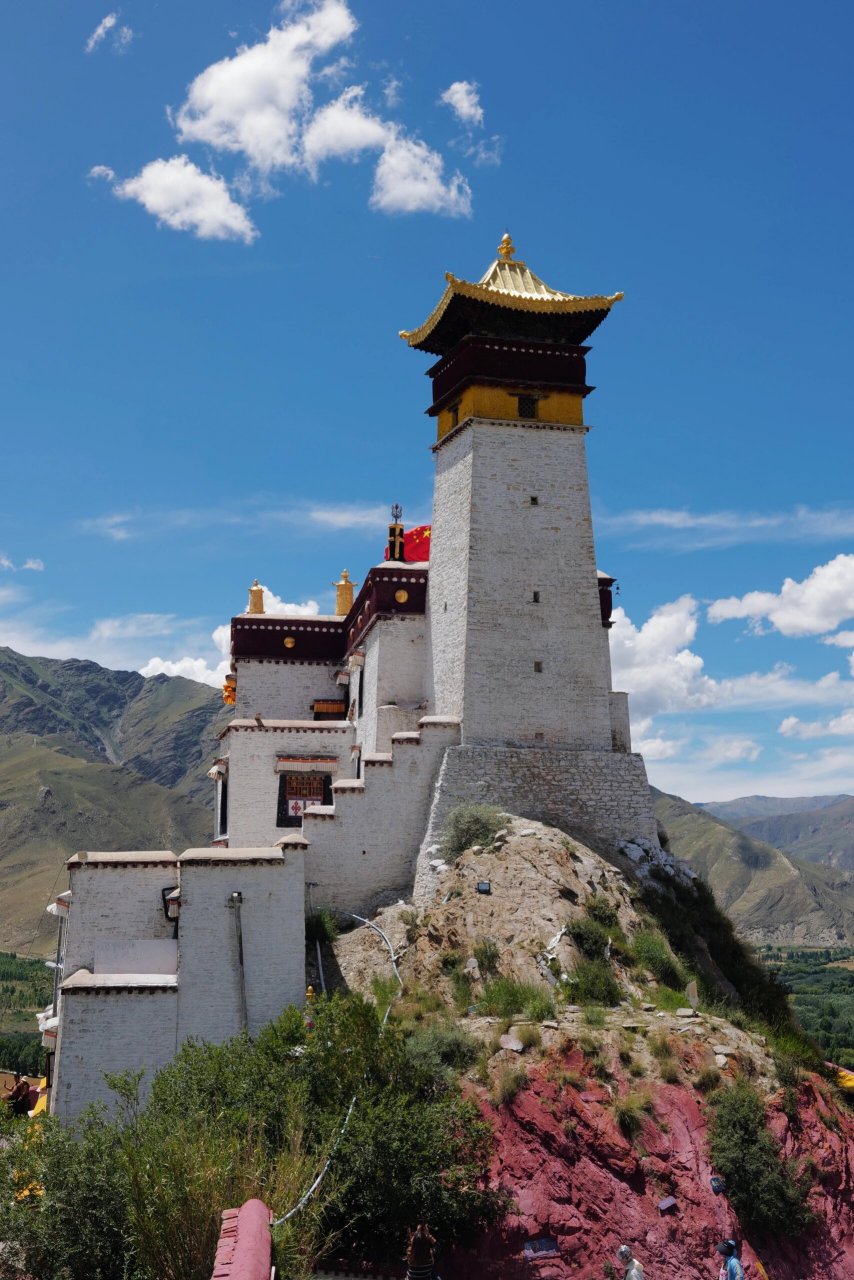 雍布拉康—西藏历史第一宫殿 "雍布"意为"母鹿",因扎西次山形似母鹿而