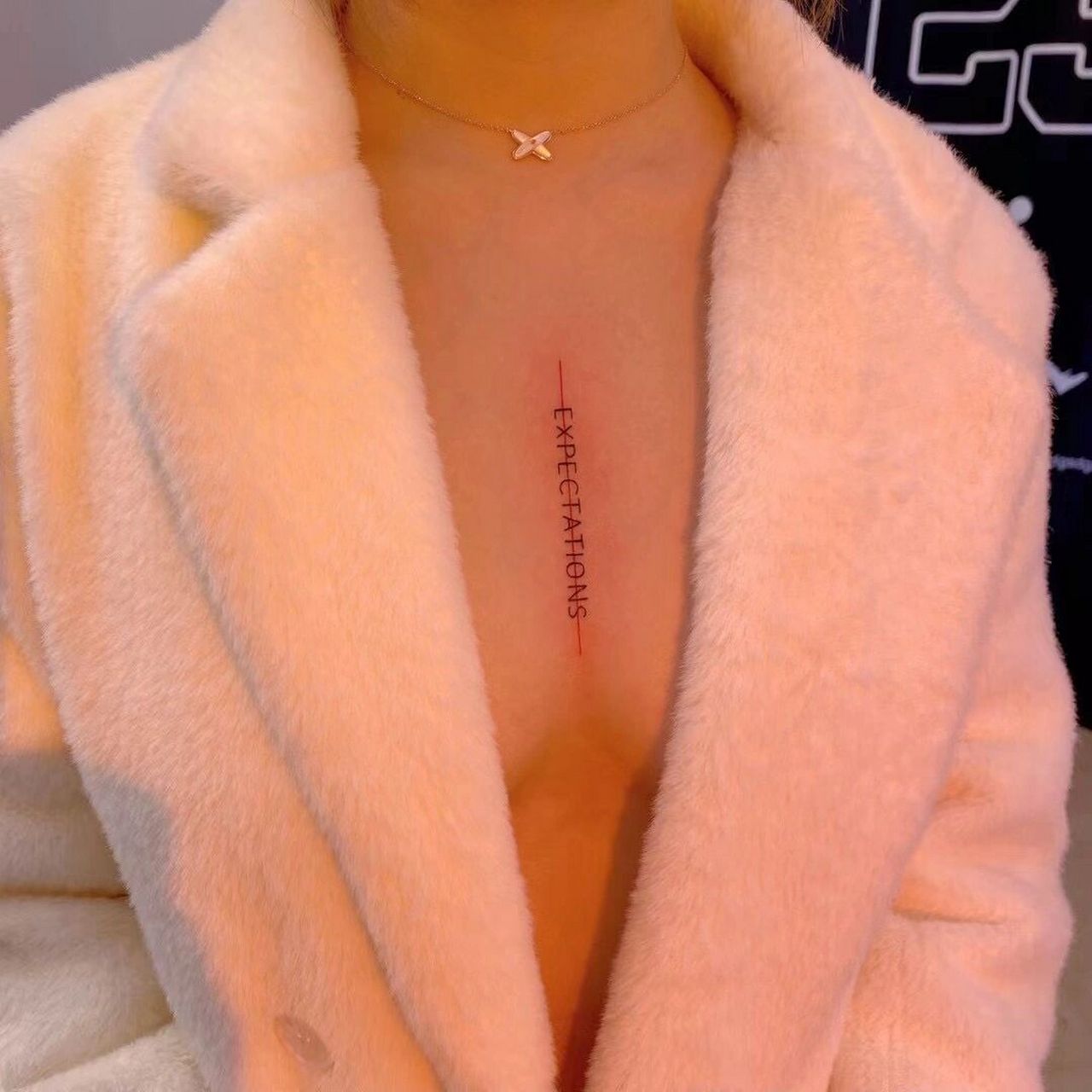 适合女孩纹的胸线纹身