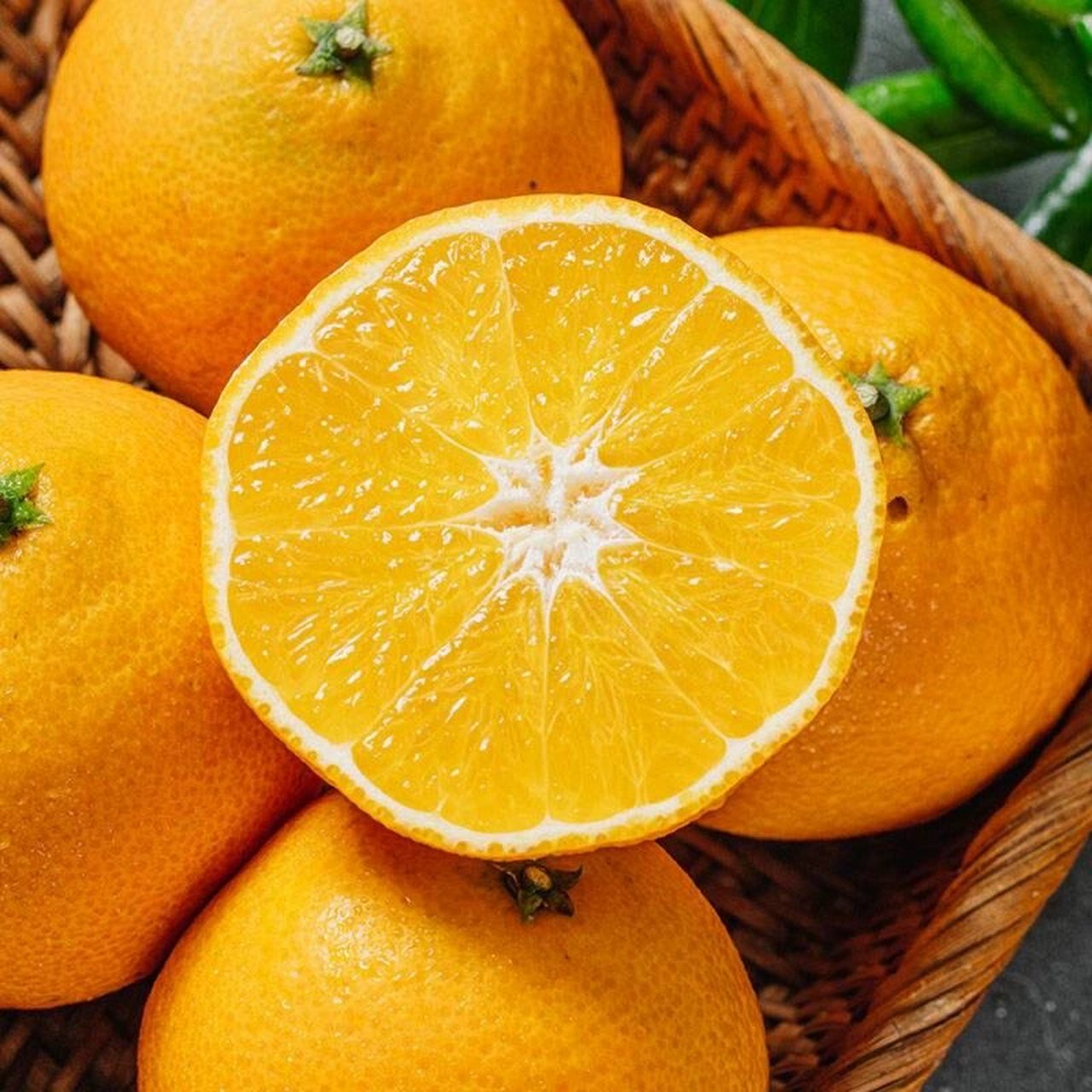 爱媛38号,是日本杂交柑橘新品种,橙非橙,橘非橘,皮薄不上火.