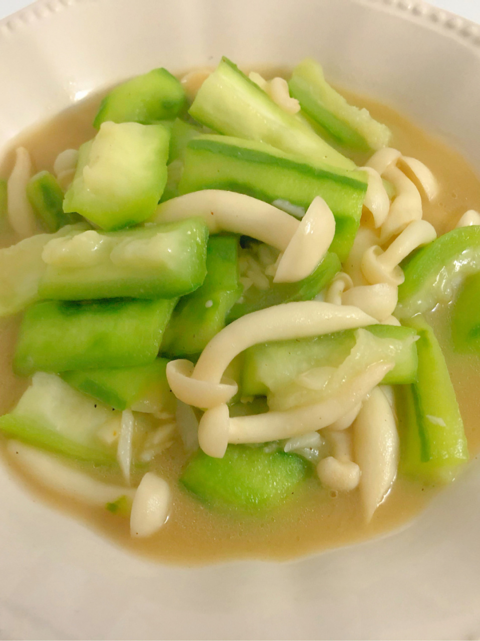 09 今天分享一个蒜蓉炒丝瓜白玉菇,在广州粤语不叫丝瓜,我们叫胜瓜!