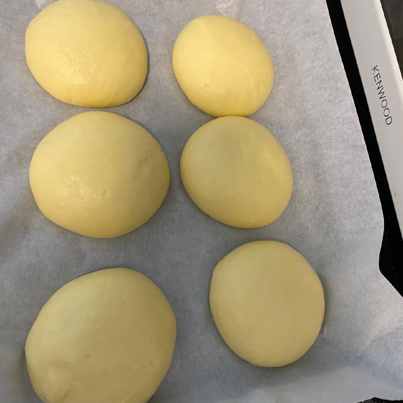 低筋面粉做的面包,家里只剩低筋面粉了,试试看,发酵时间需要更长(一个