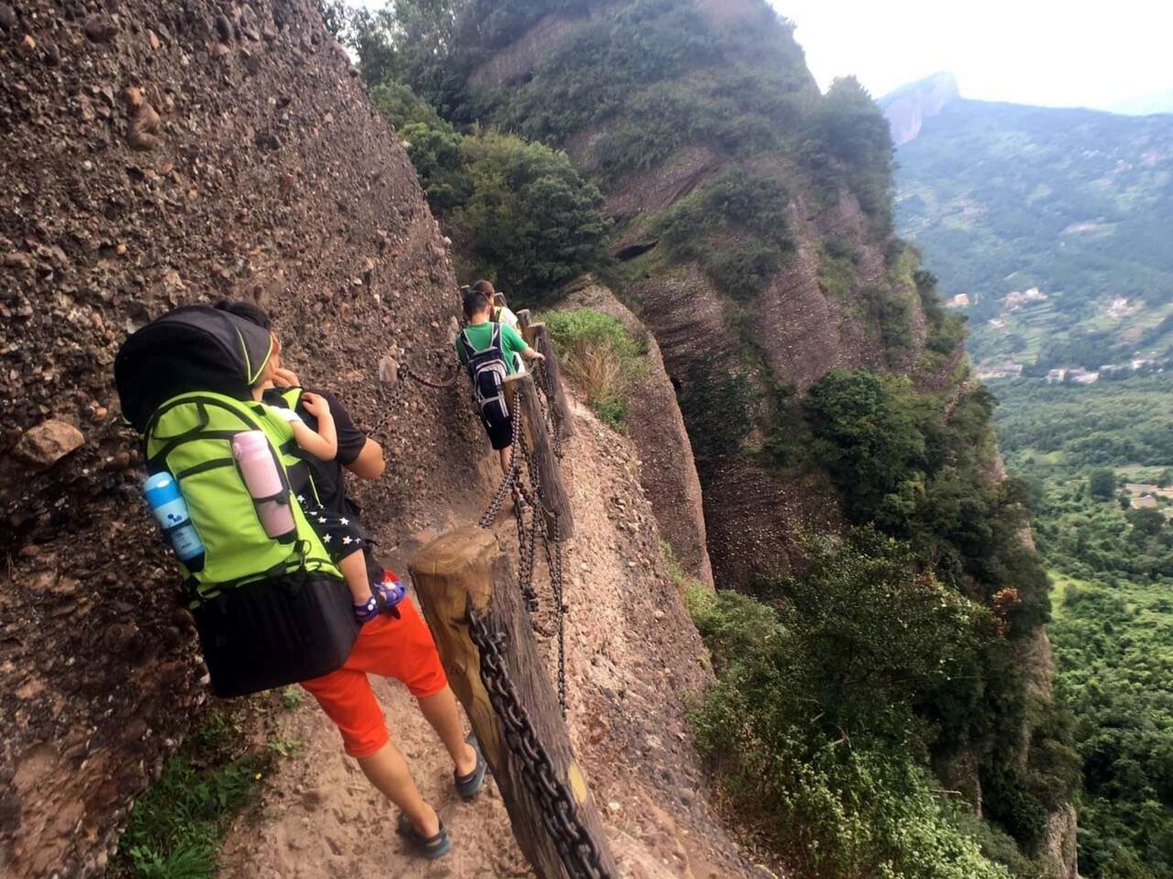 旅行记录:背1岁孩子爬剑门关鸟道,惊险旅途 李白诗云: 西当太白有鸟道