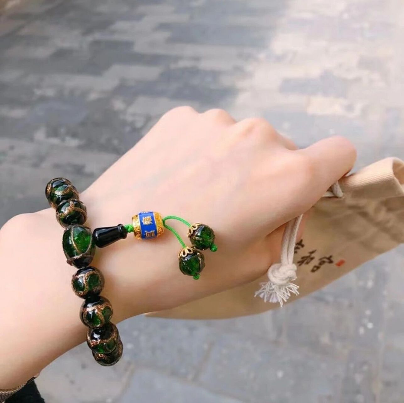 雍和宫香灰琉璃手串 雍和宫是北京著名的古建筑之一,也是佛教文化的