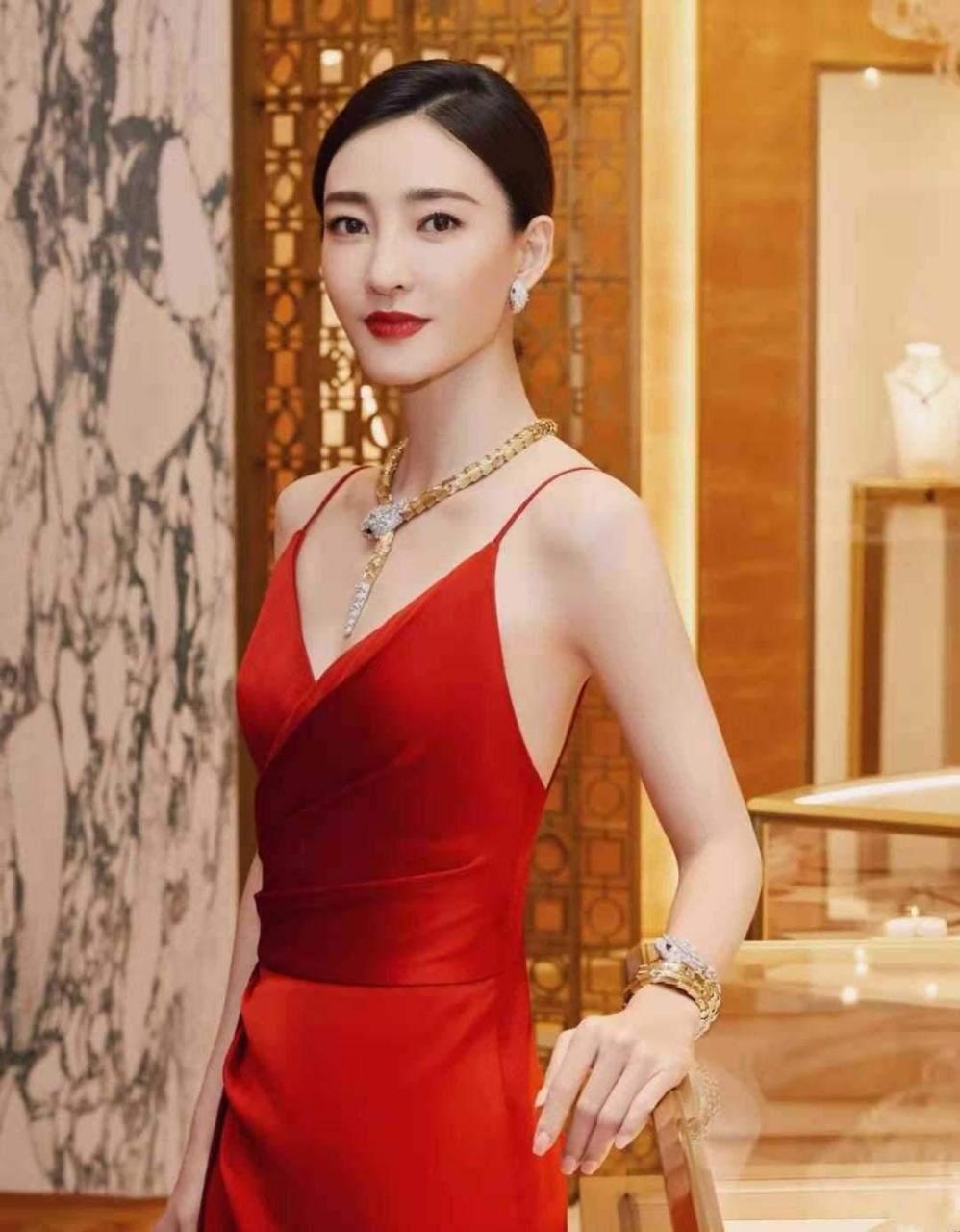 王丽坤终于惊艳一次! 穿红色吊带裙性感又迷人,39岁美得不像话!