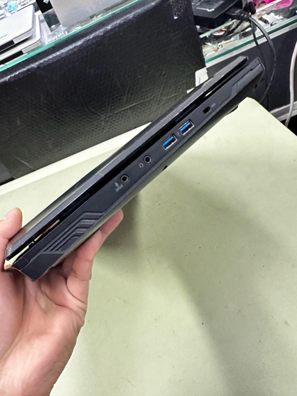 5寸,九新,i7-6700hq四核处理器,8g内存,128g固态硬盘 1t机械硬盘