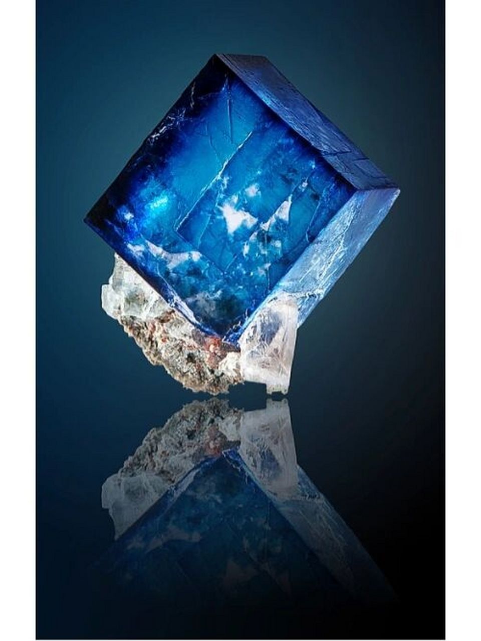 岩盐nacl 岩盐属于等轴晶系的卤化物矿物,单晶体呈立方体,在立方体晶