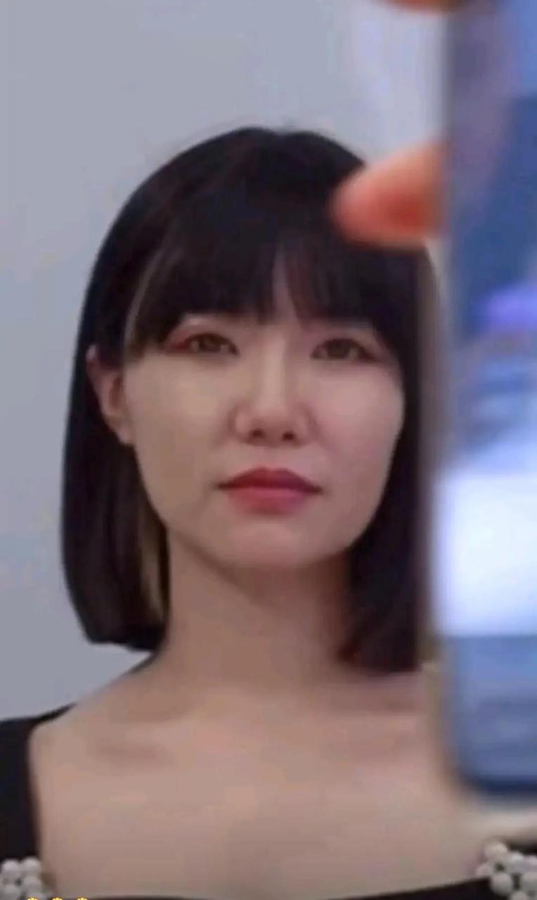 网友们,你如何评价最近很火的杭州郑女士摘口罩露脸?