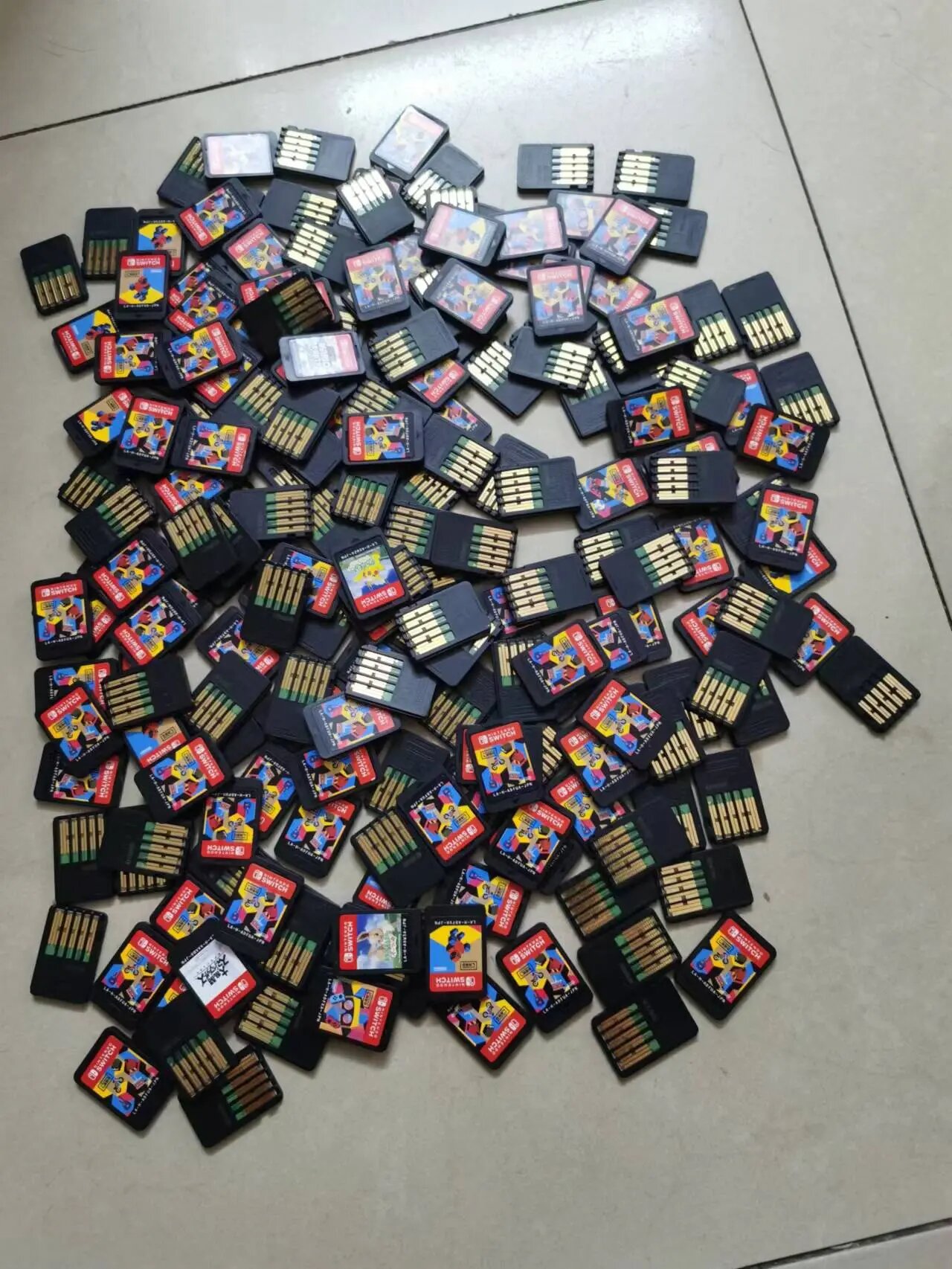 一堆switch游戏卡,全是不大值钱的卡带.
