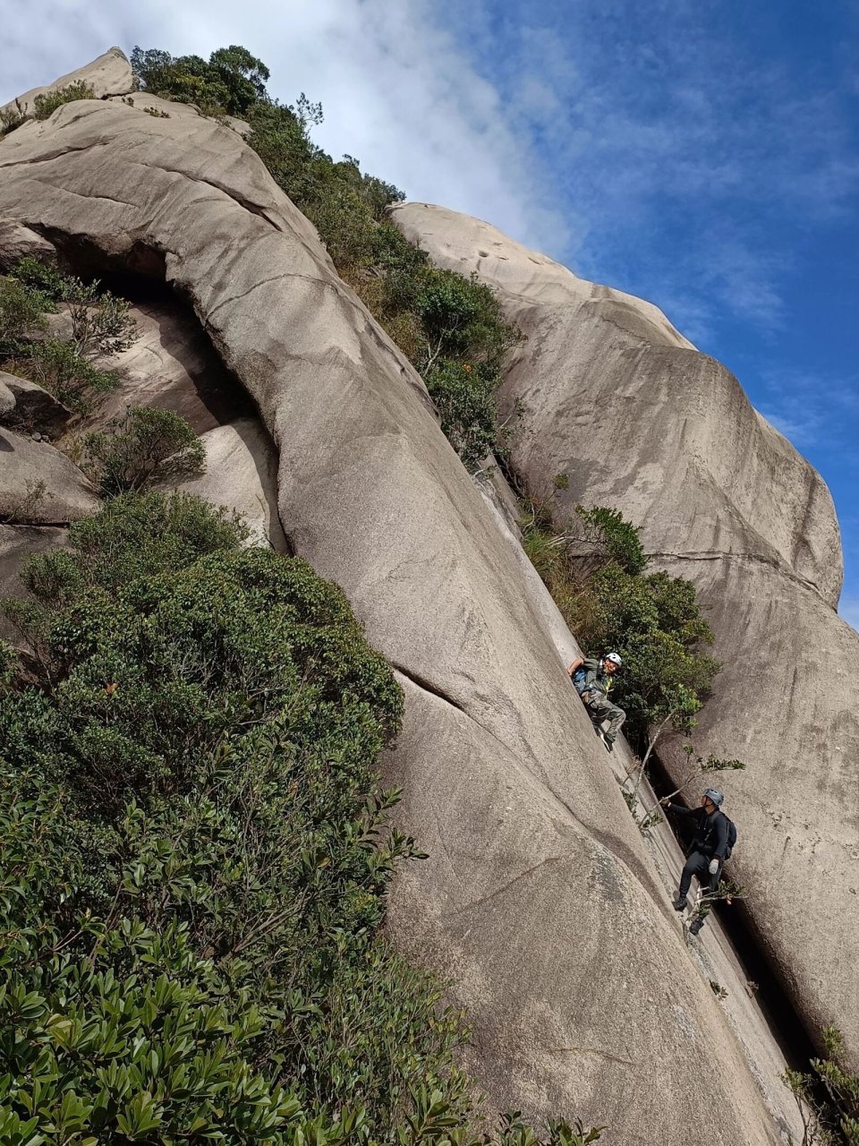 主峰海拔1050.6米,四周陡峭险要.乌山风景区不要门票.堪比收费的景区.