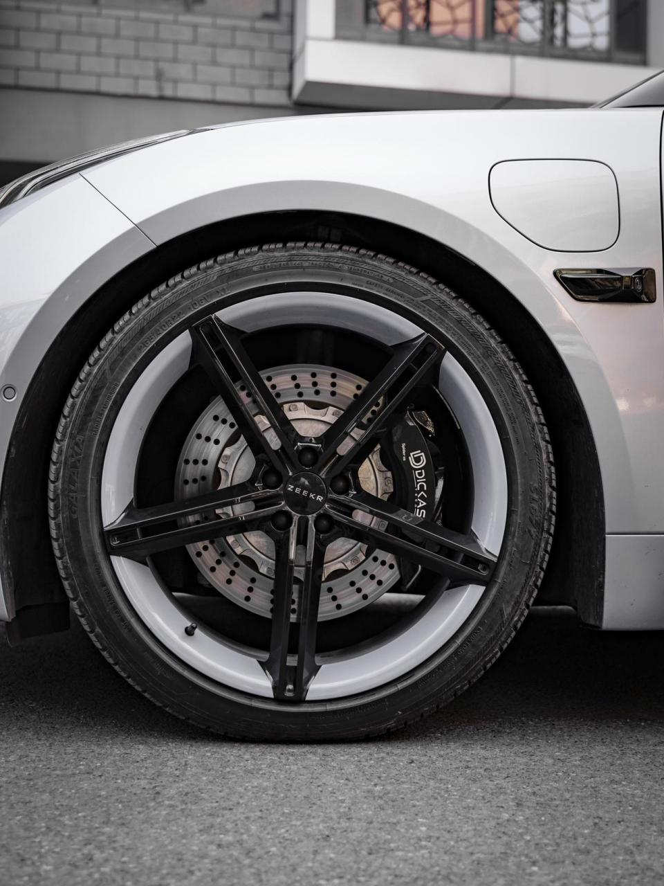 极氪001升级案例,前轮x61后轮d41 极氪001 刹车卡钳 刹车升级 dicase