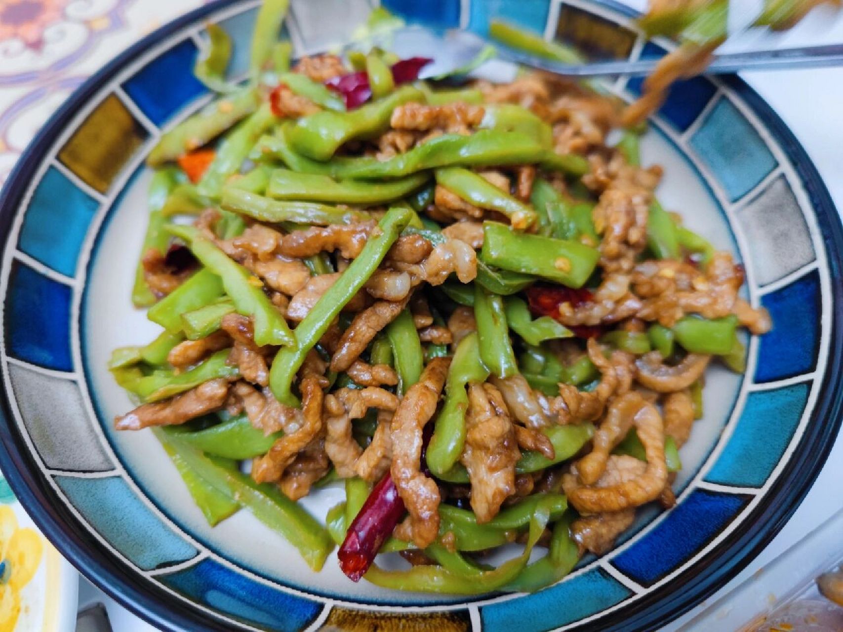 (老抽只要一点点提色,藤椒油和贡菜绝配) .