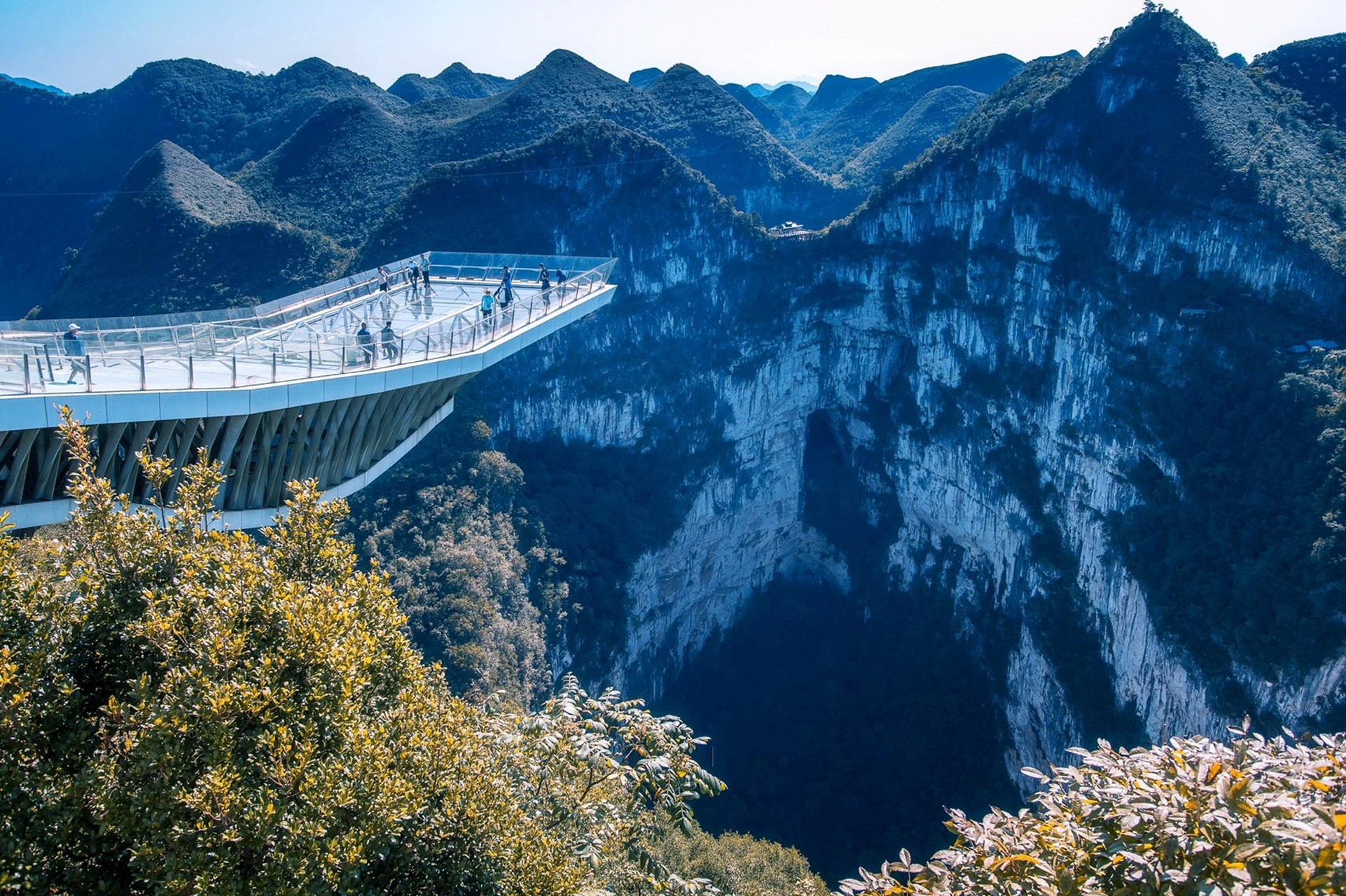 大石围天坑——奇特,险峻,恢弘的世界第二大天 大石围天坑位于广西