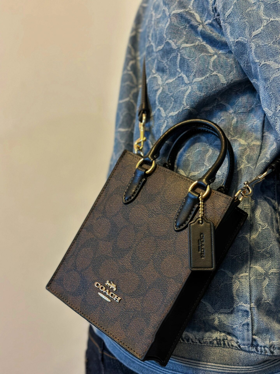 coach 蔻驰五月新品 琴谱包 最美最畅销 这款包大小合适,颜色没有色差