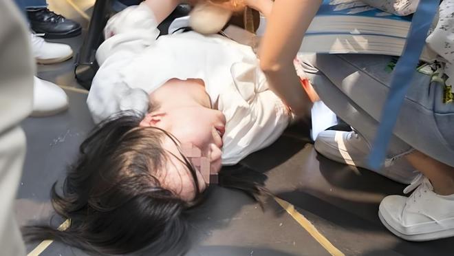 校花在宿舍里被h