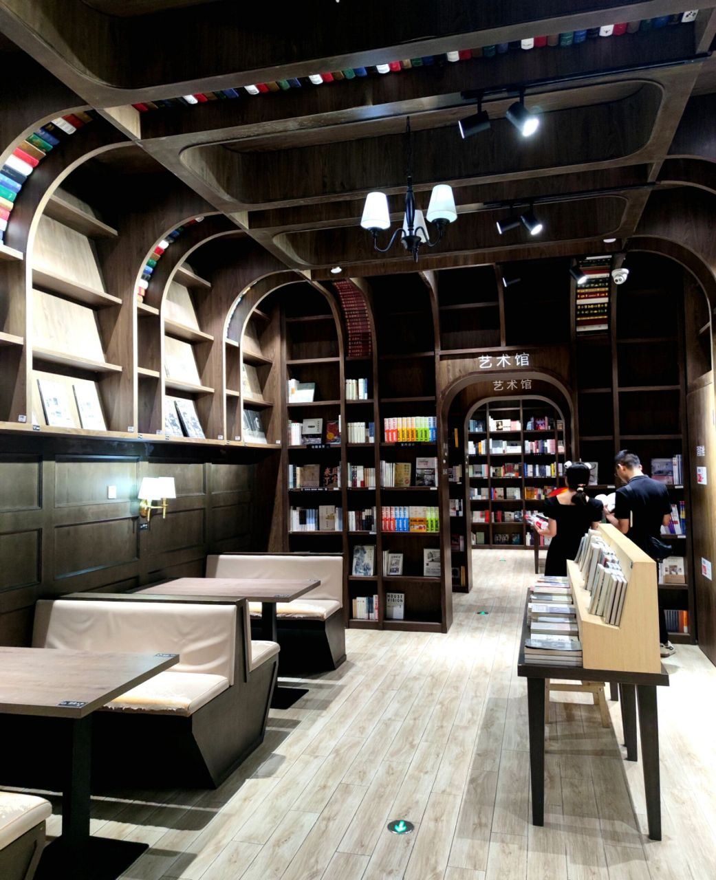 书店分享 店名:99重庆钟书阁 (九龙坡区重庆中迪广场3层) 环境:设计