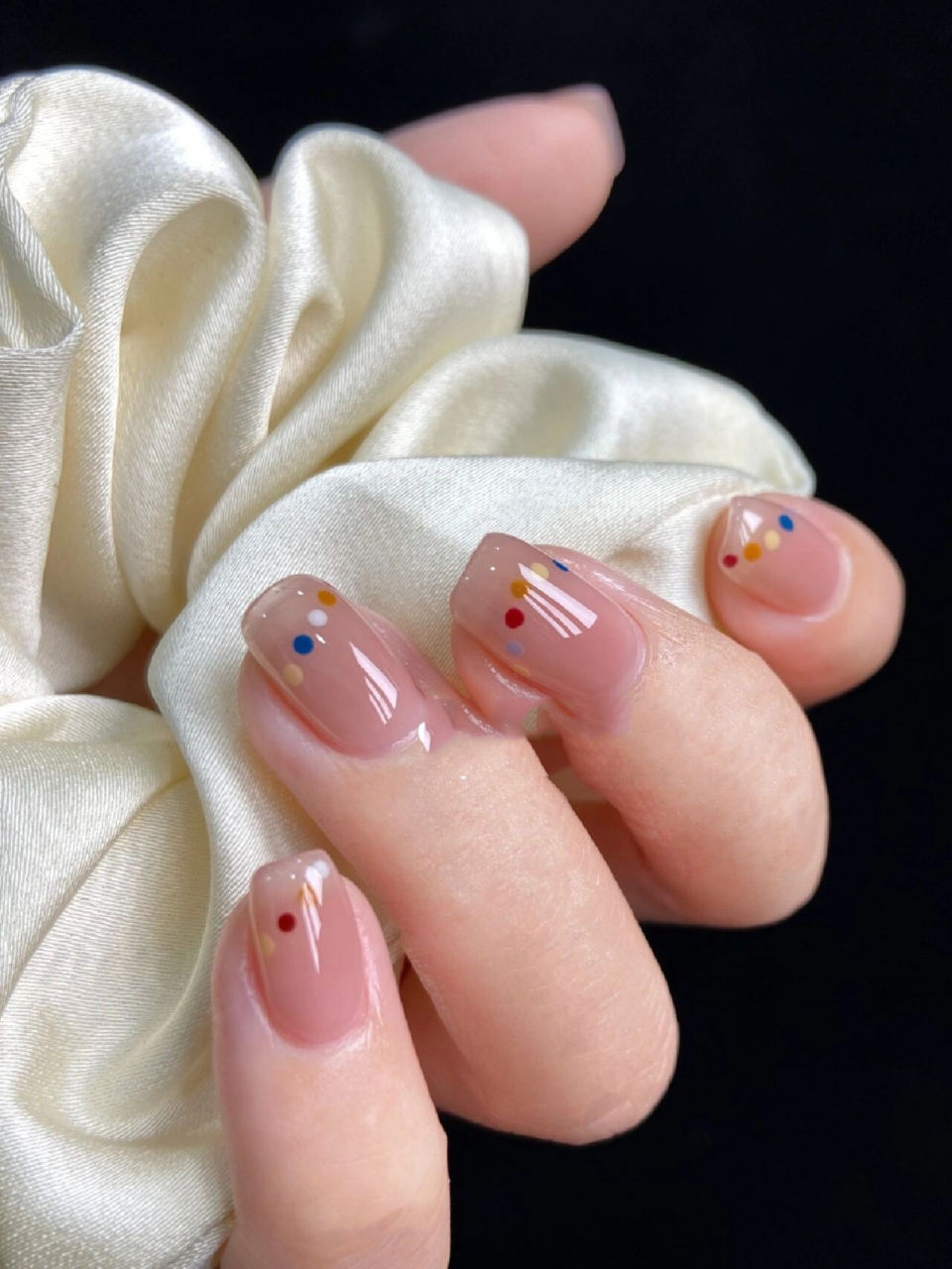 甜系女孩夏天 彩色波点美甲 文字教程 ①萨茉莉儿指甲油s56健康裸打底