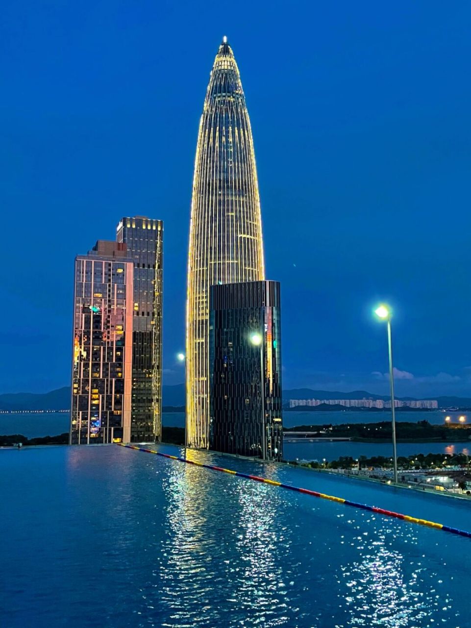 无意中发现了这个新晋网红无边泳池 在海岸城新开的梦航健身房上面