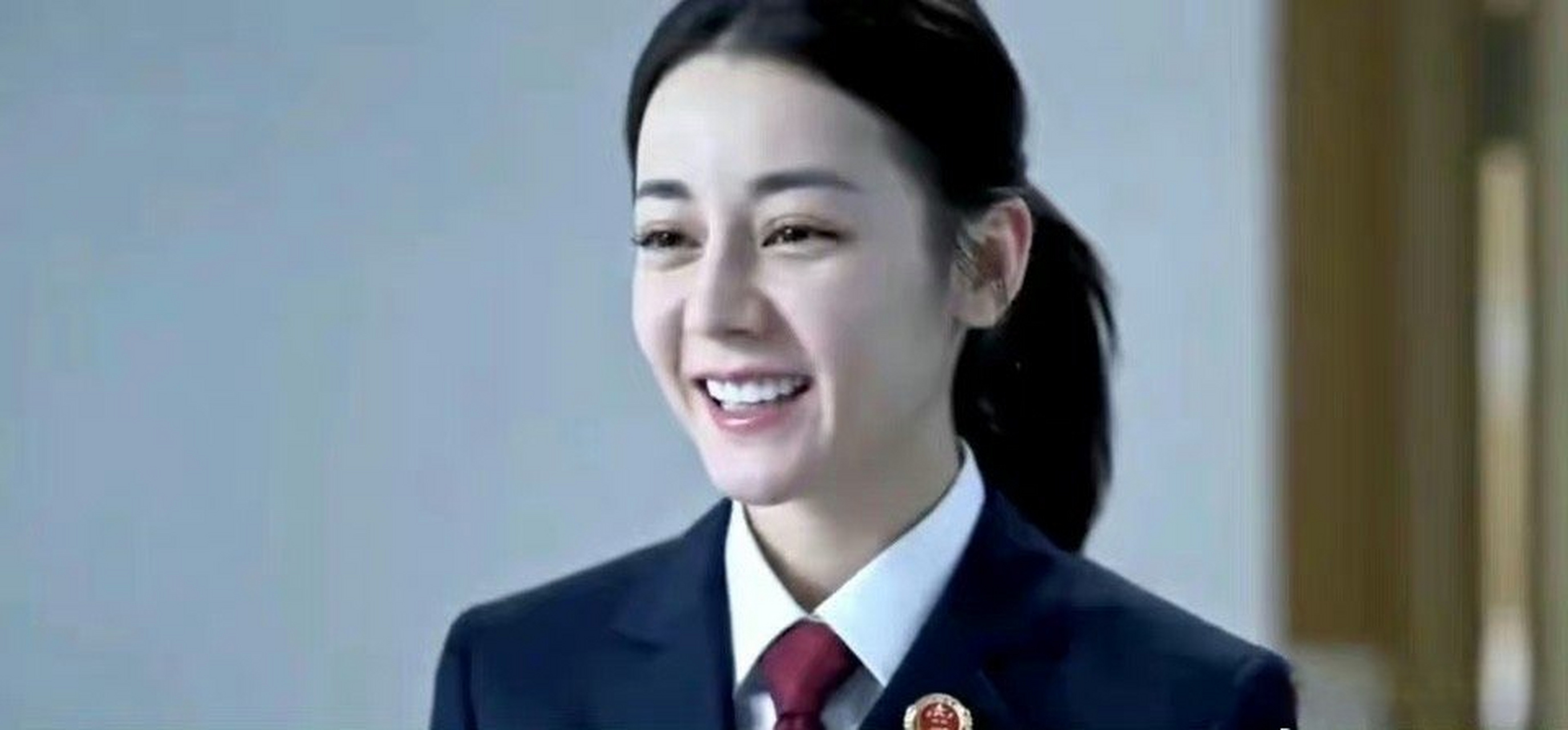 为什么迪丽热巴没有电影拍,可能她的脸在电影放大一般,那个淡妆放大