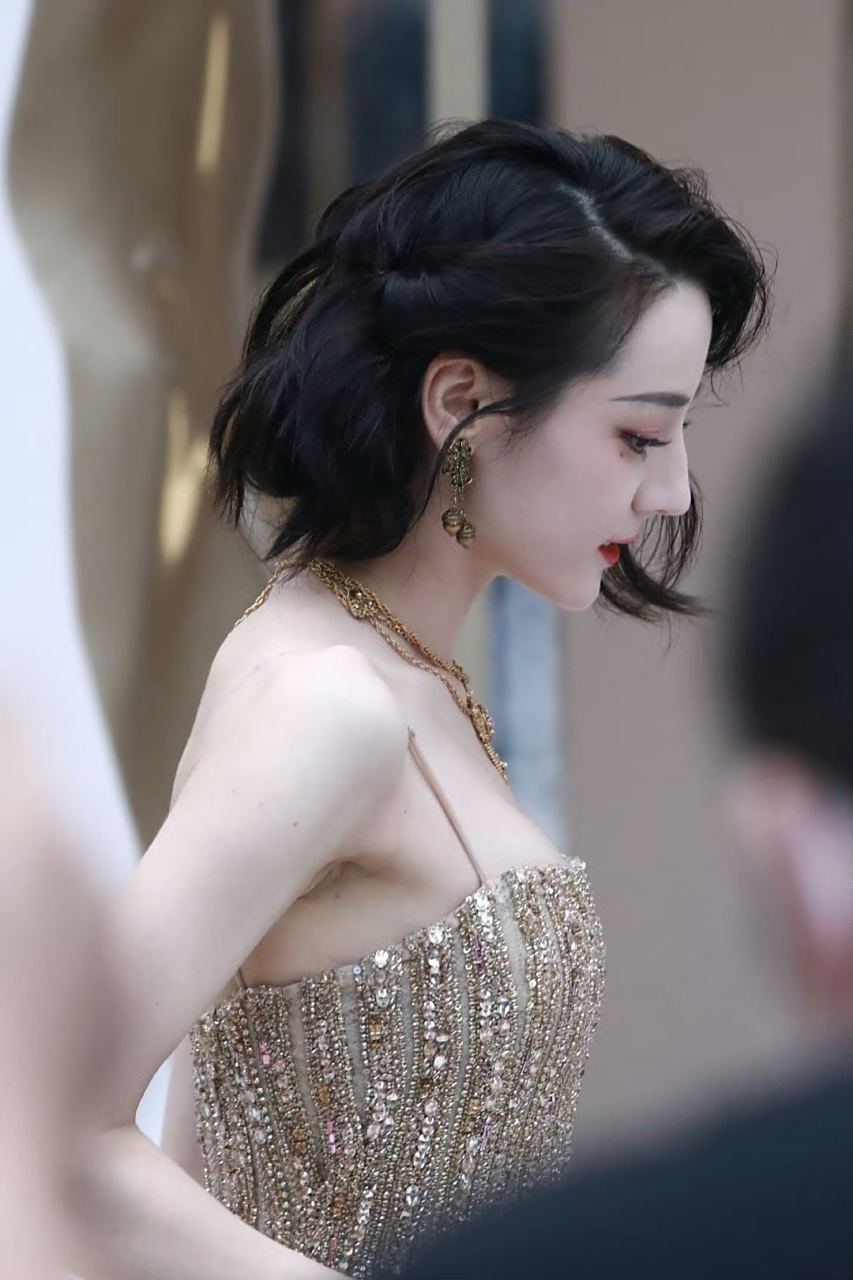 迪丽热巴短发侧颜好美