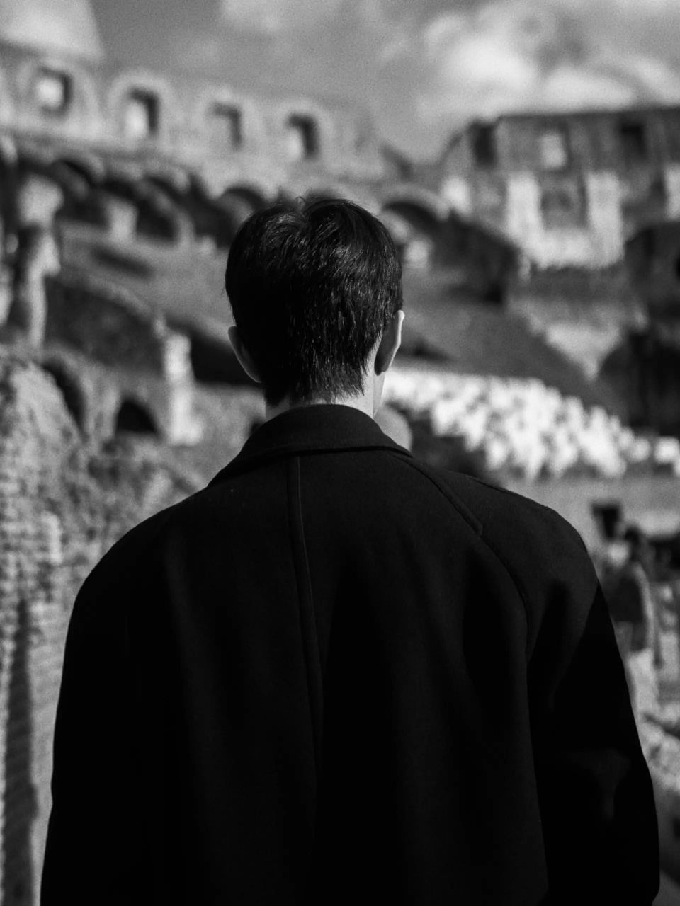 这圆滚滚饱满的后脑勺所以戴帽子不会掉啊.