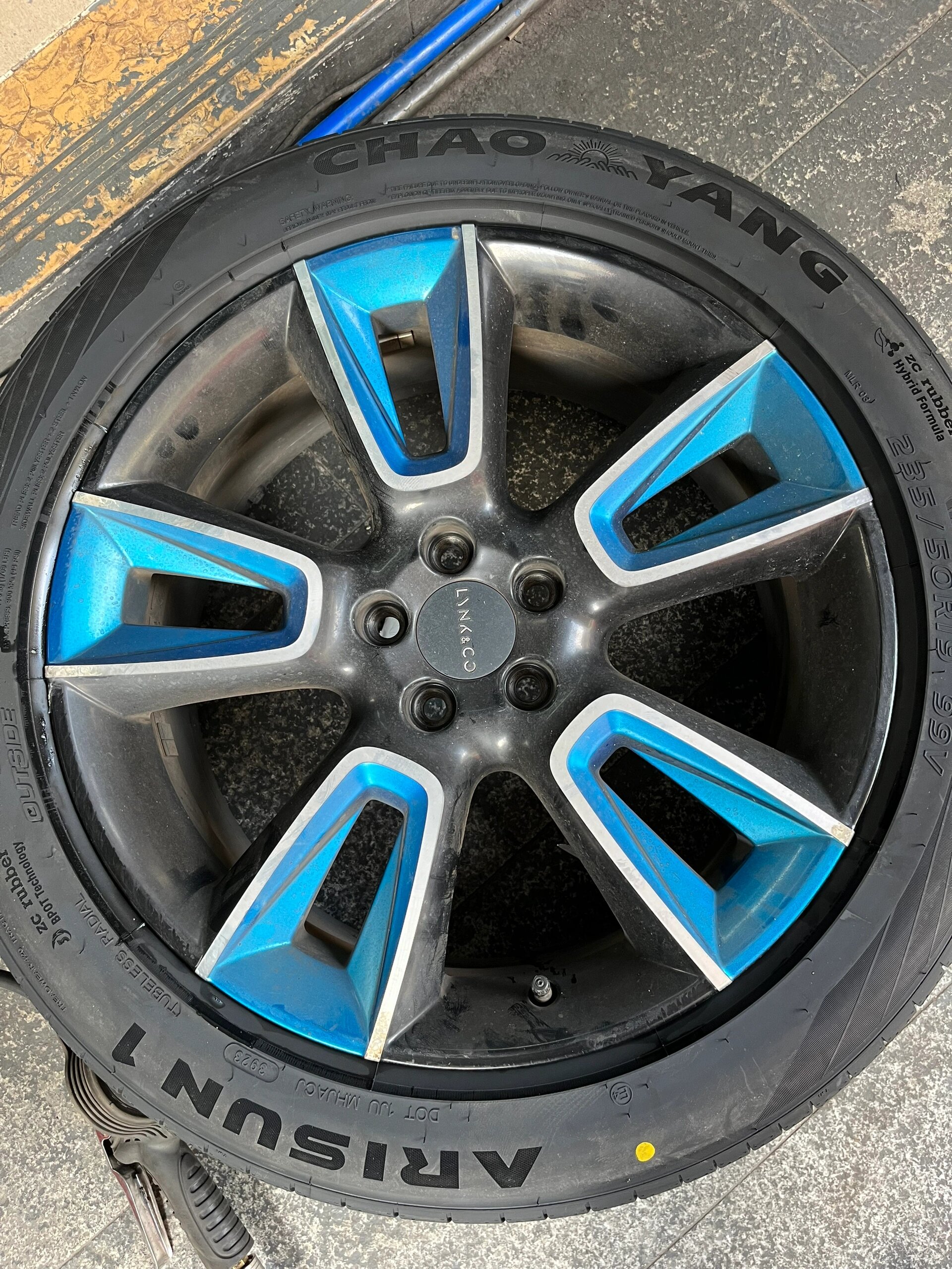 领克01车主原装马牌轮胎,车友推荐更换朝阳一号轮胎,型号为235/50zr19