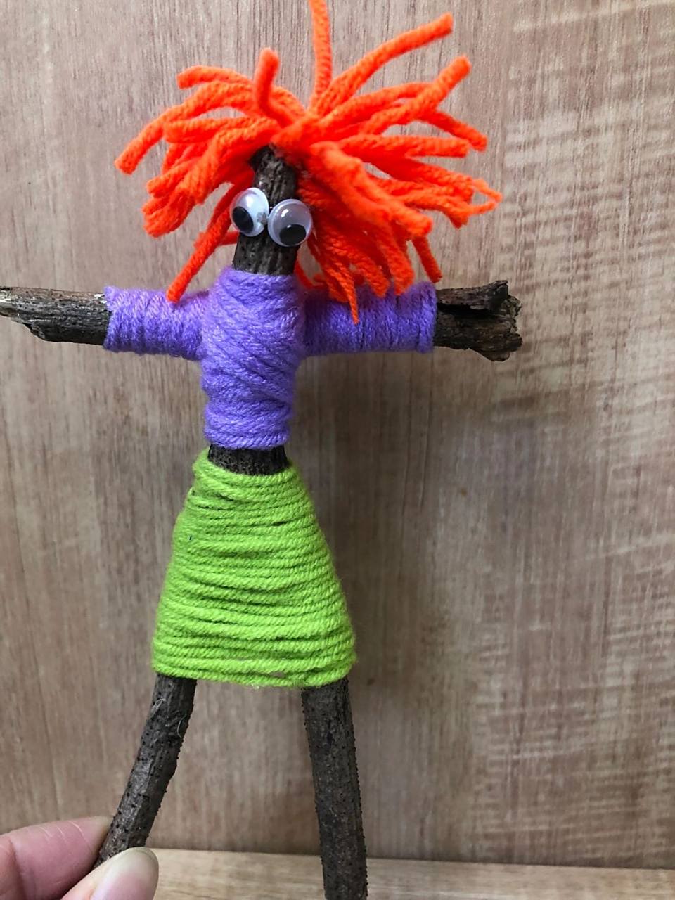 幼儿园手工作业之毛线树枝小人 捡一根树枝,用毛线缠绕,超简单.