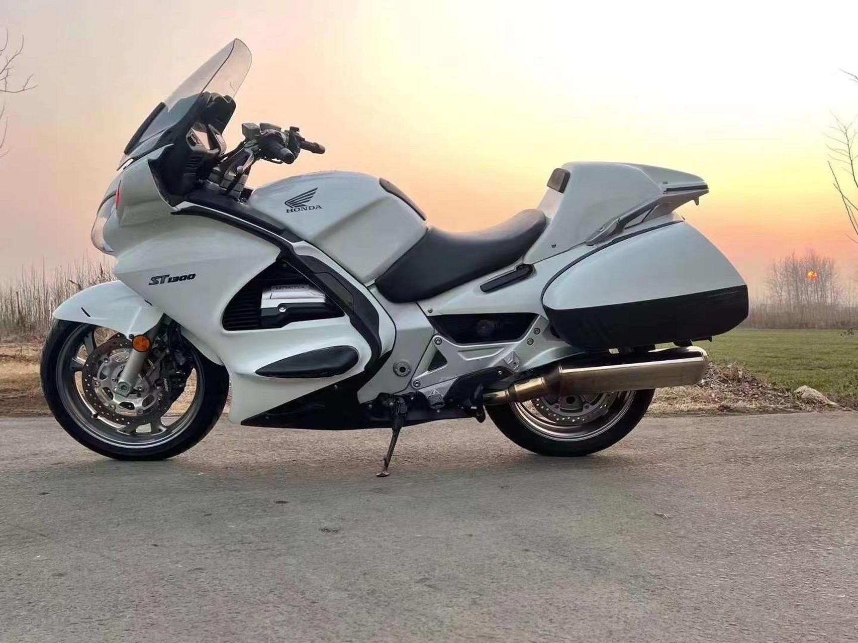 原版原漆极品本田小金翼st1300搭载电喷水冷四缸1300引擎 电动风挡