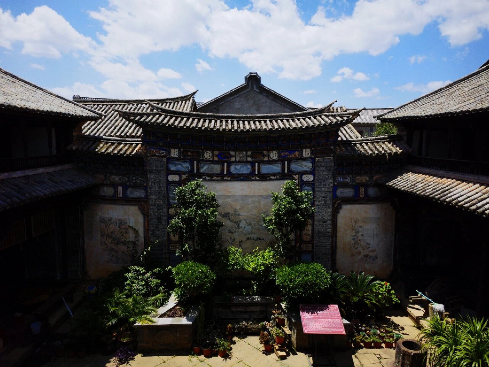 东莲花村马家大院 东莲花是巍山县永建镇的一个纯回族自然村落,伊斯兰