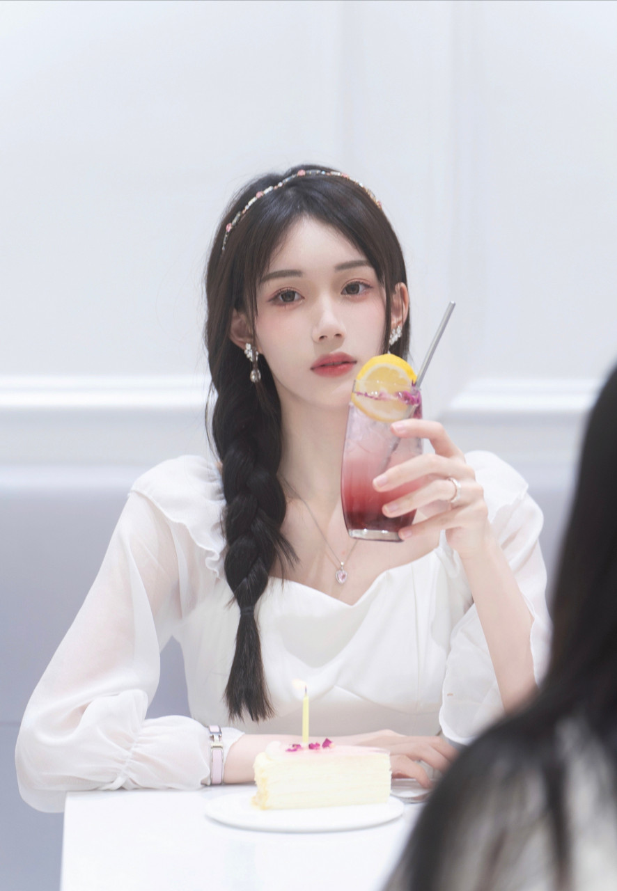 惟baby- 出生于1998年8月19日,狮子座小姐姐