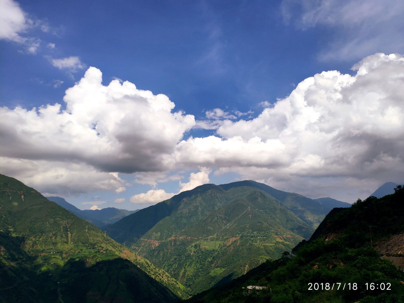 旅拍 | 小米8云南篇 在云南时一直阴天难得遇到苍蓝色的晴天感谢小米8