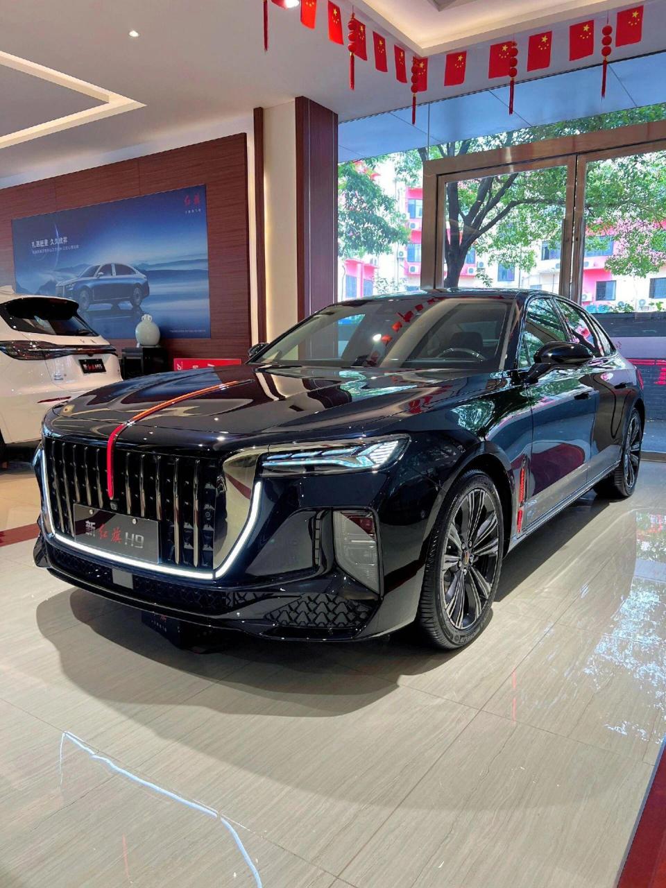 红旗h9新款作为国产豪华轿车,外观设计大气磅礴,彰显东方韵味.