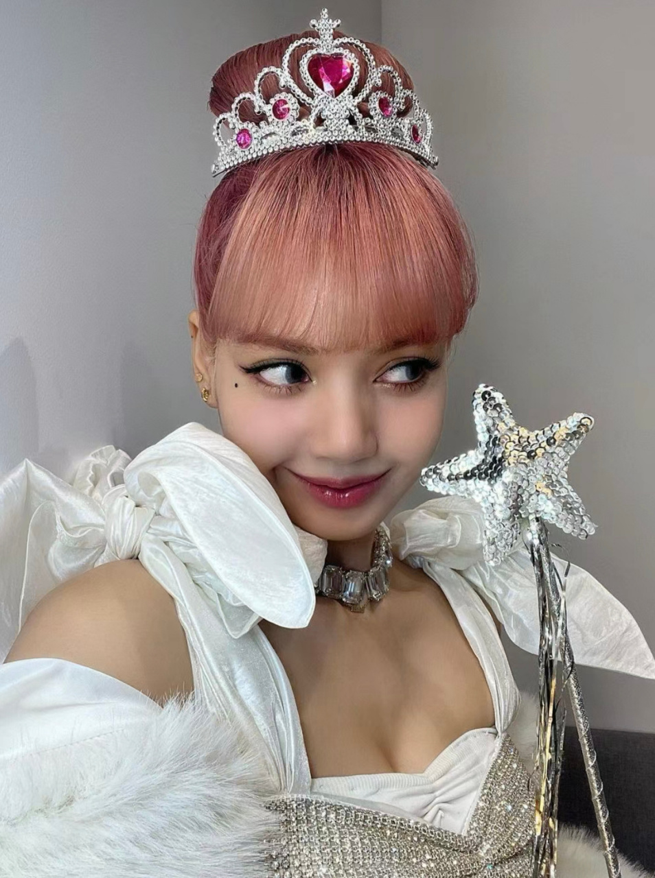 lisa的公主造型怎么有股巴啦啦小魔仙的味道了