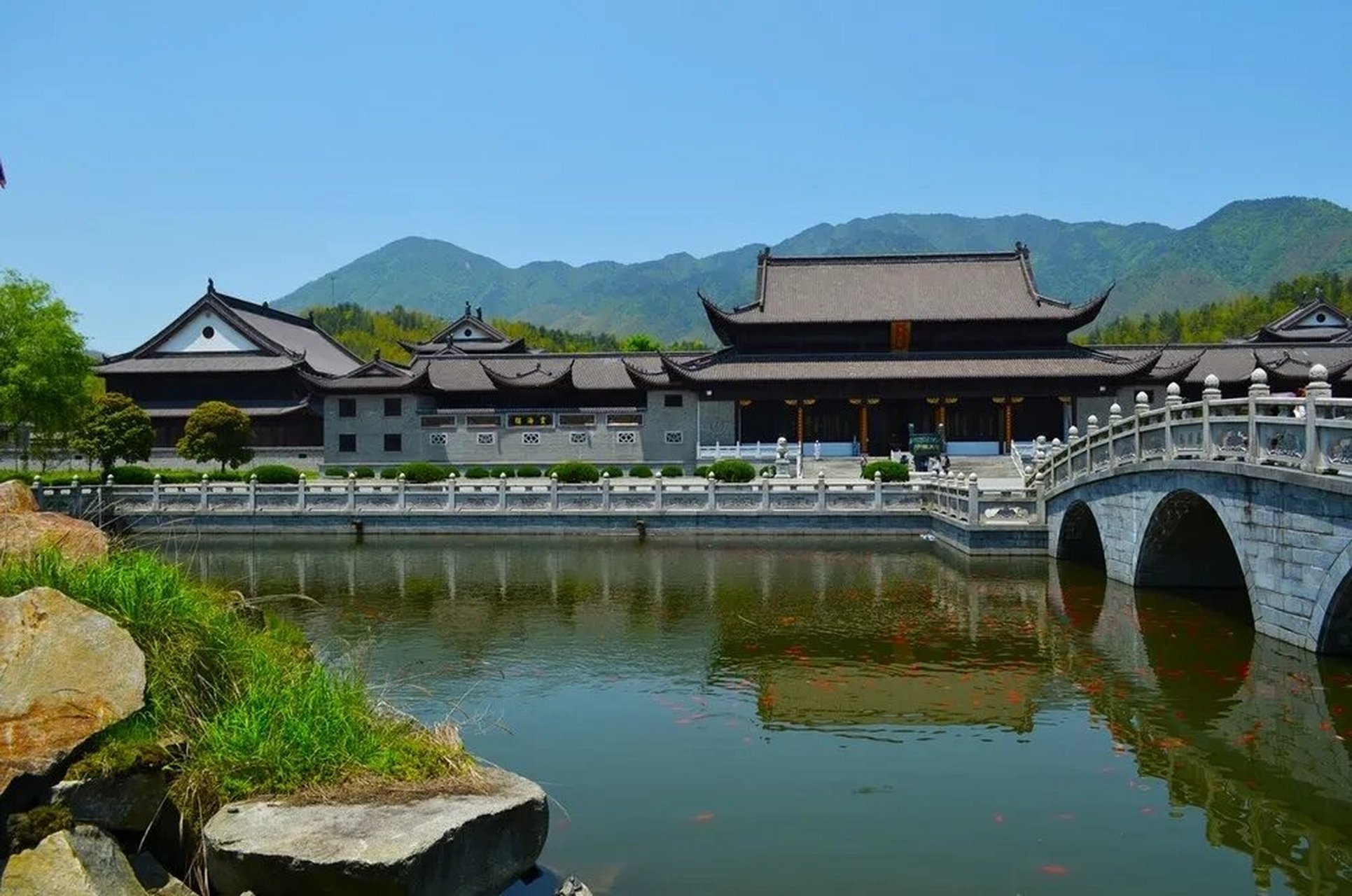 千年禅寺-百丈寺 七律-百丈寺 陈德金(江西) 萦道飞车万仞峰,崇山叠