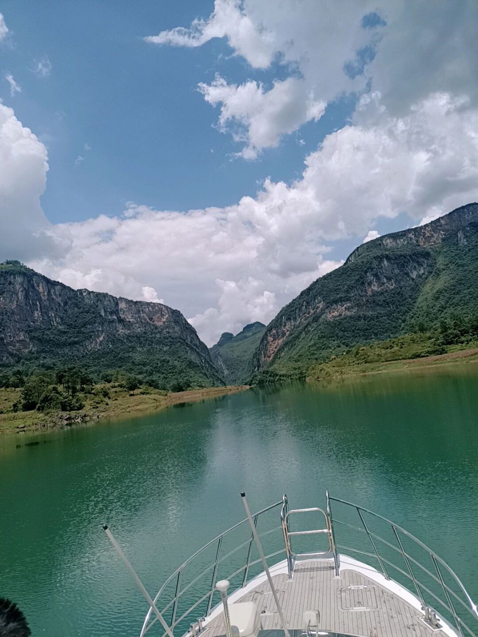 青山绿水六广河的美景