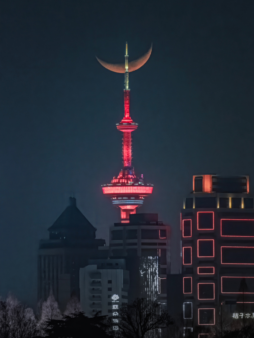 小红一下|红月落南京紫金塔 大年初四,一弯红色的弦月落于南京江苏