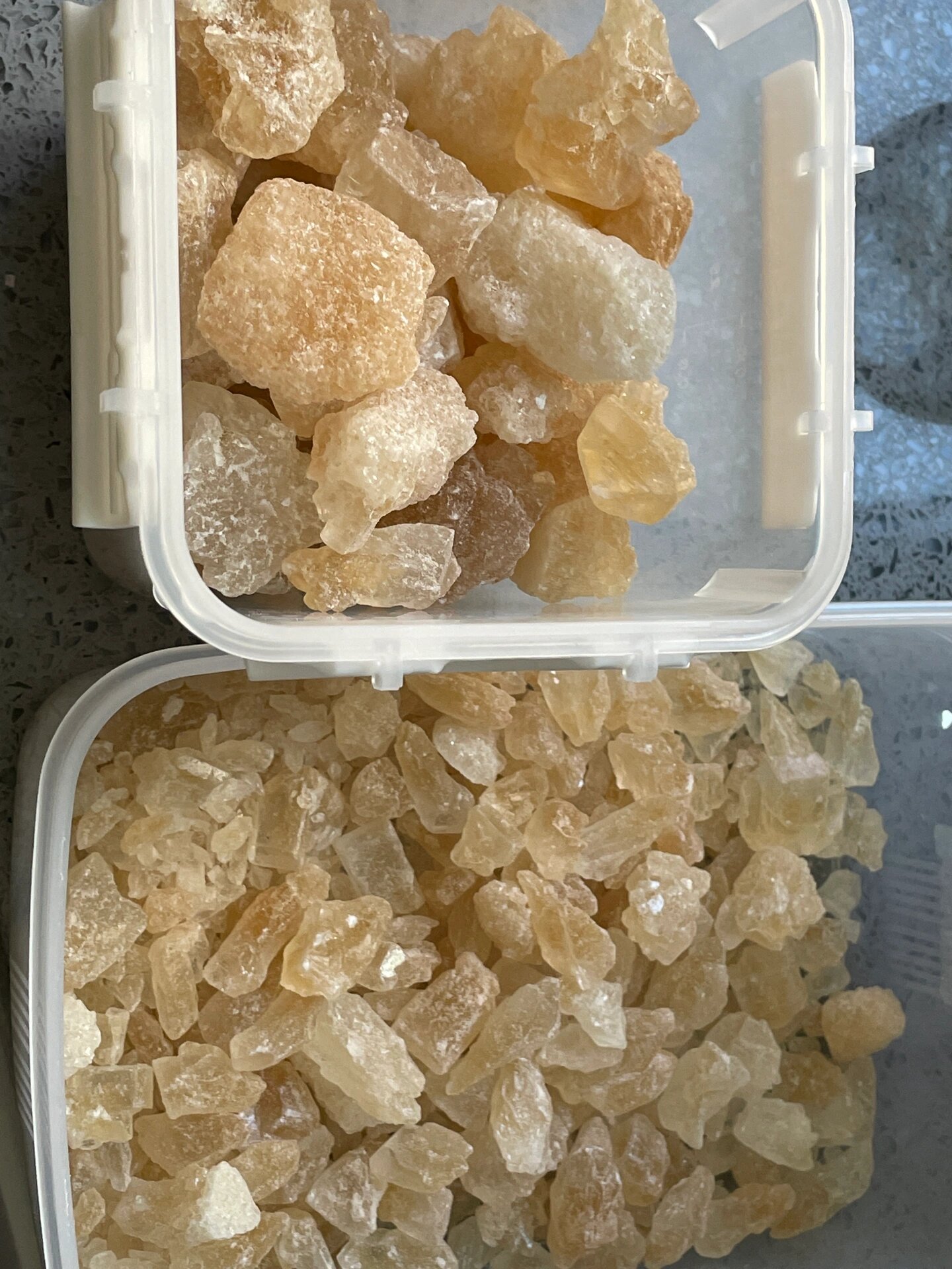快来看看顶级黄玛瑙原石大小都有 哈哈,是不是挺像的