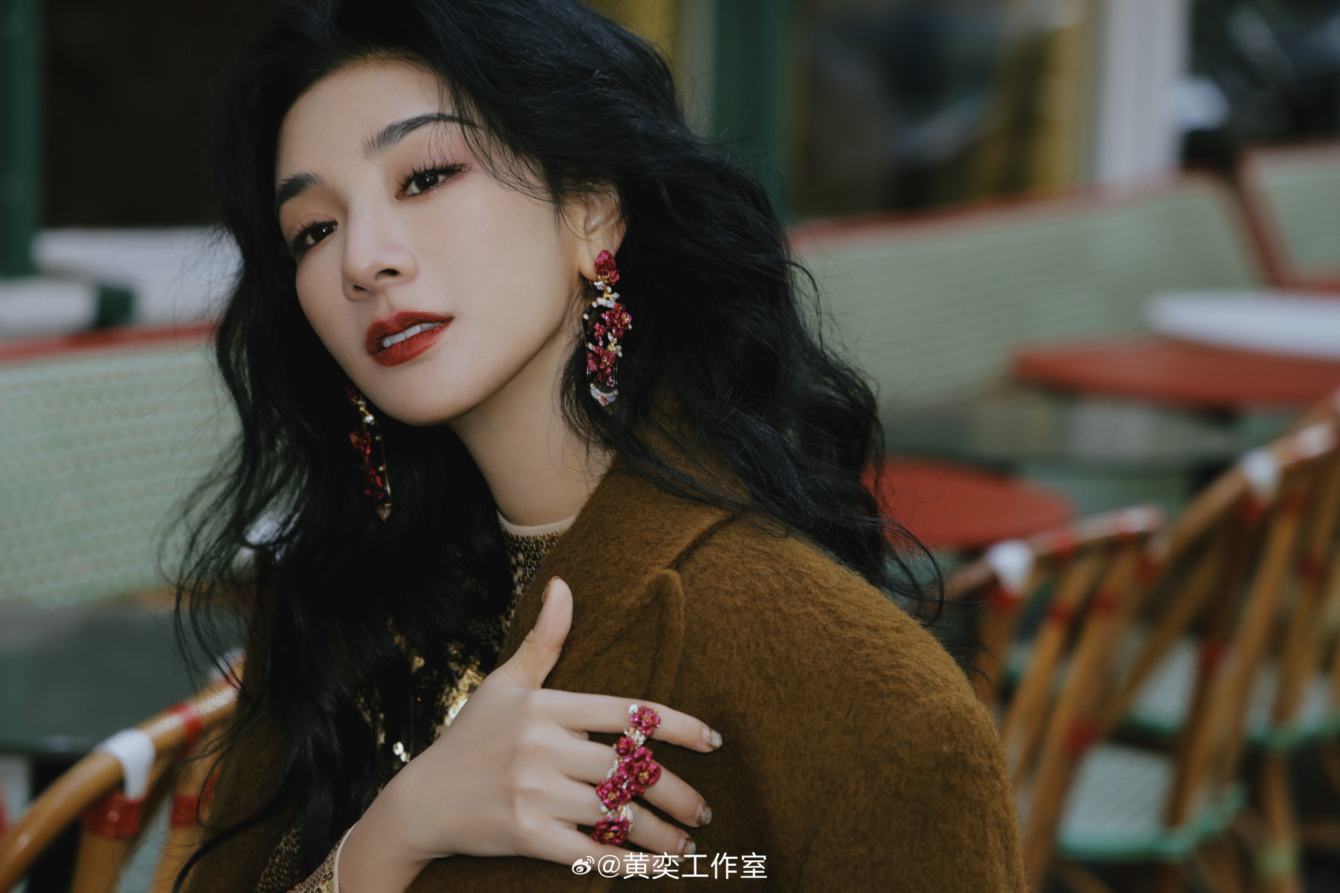 黄奕 秋意渐浓微风凉,漫步于巴黎街头,享受法式浪漫与魅力.