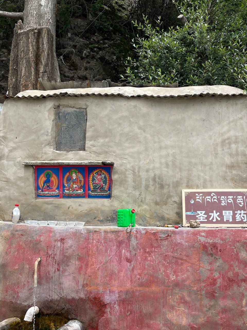 扎央宗溶洞 扎央宗溶洞据传是莲花生大师曾经在里面修行3年3个月零3天