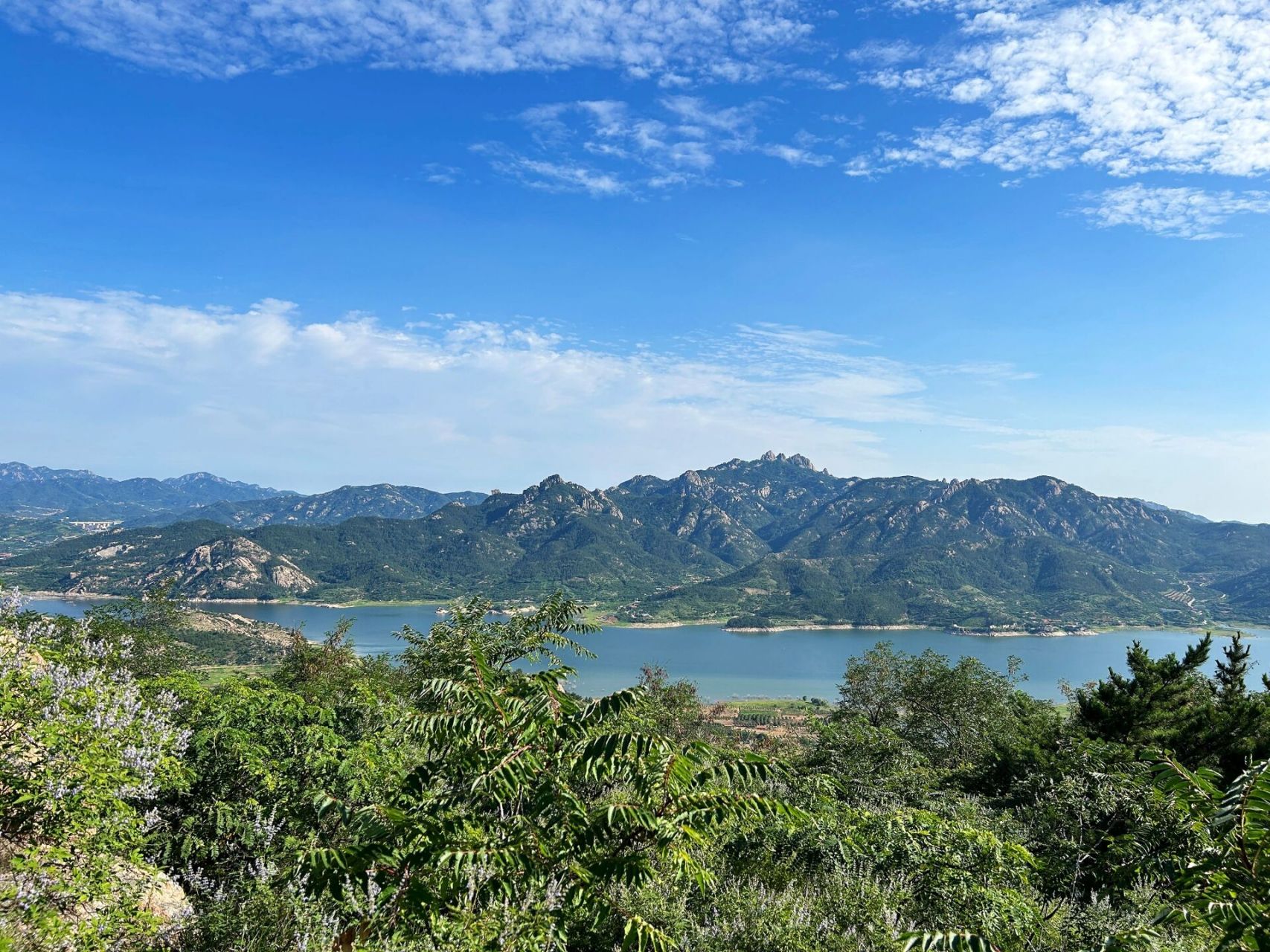 毛公山位于山东青岛城阳区西福镇 进山前需要扫码预约免费的门票.