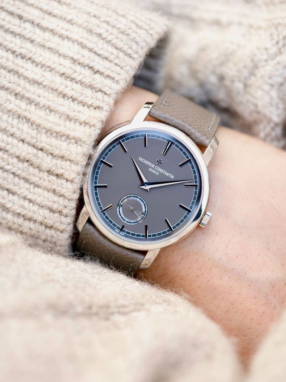 春日宜低调出彩 江诗丹顿铂金灰面82172 82172手动小三针是江诗丹顿的