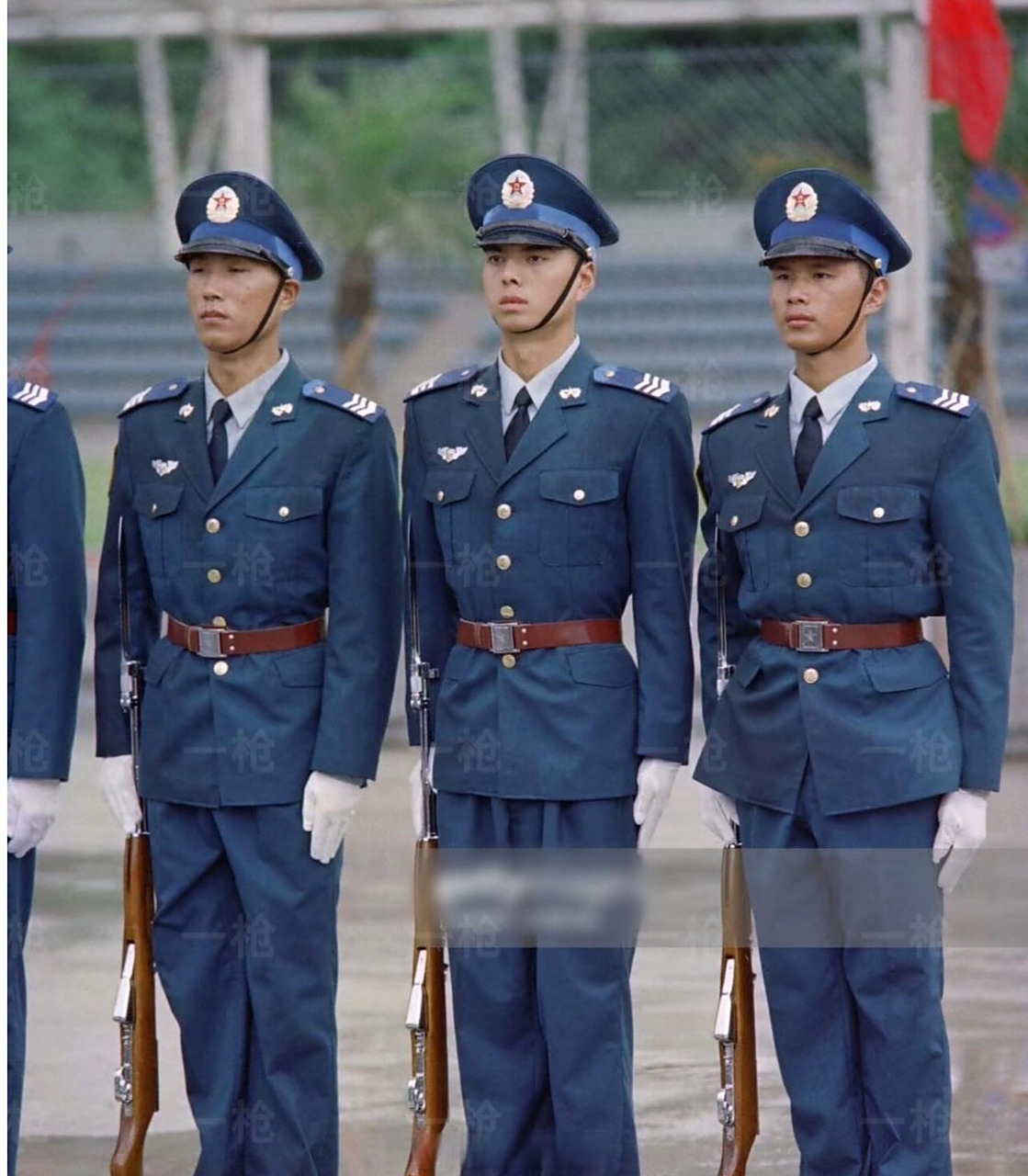 我国新时期的大盖帽设计,翘度都是延续了97年驻港部队军服的大盖帽,比