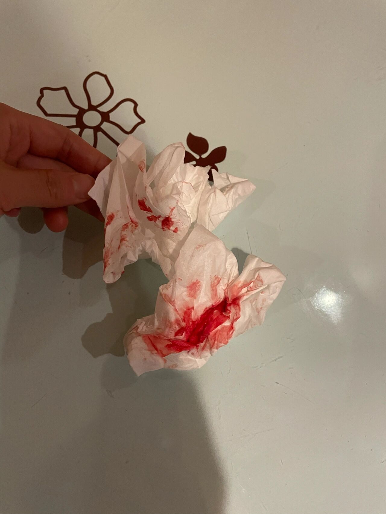 我陪小朋友在床上睡,她有些咳,我就说起来给她拿颗药,然后她就站在床