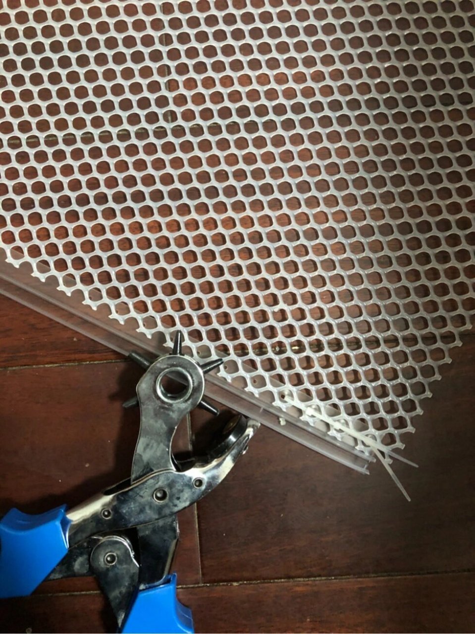 拒绝暴利,14元diy完美鱼缸盖 ①第一个鱼缸盖是用胶水粘的,有鱼友建议