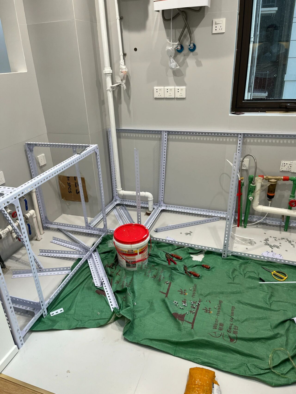 关于自装角钢橱柜过程和建议 我家厨房为了亮堂我砸了一个窗,窗下有分