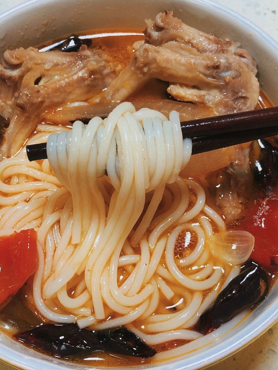 求求大数据75把这碗酸萝卜米线推荐给所有人 吃一口软烂的鸭脚,再吃