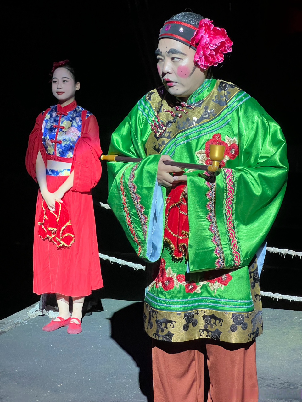 隆重给各位介绍一下, 这是咱周庄古镇最有名的"媒婆", 号称月老转世