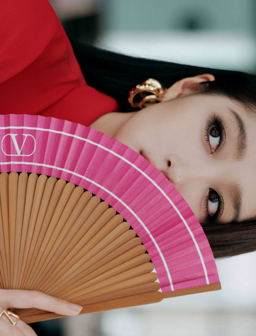 关晓彤高开叉红裙##关晓彤贴头皮黑长直# 关晓彤 以烟熏妆造型现身