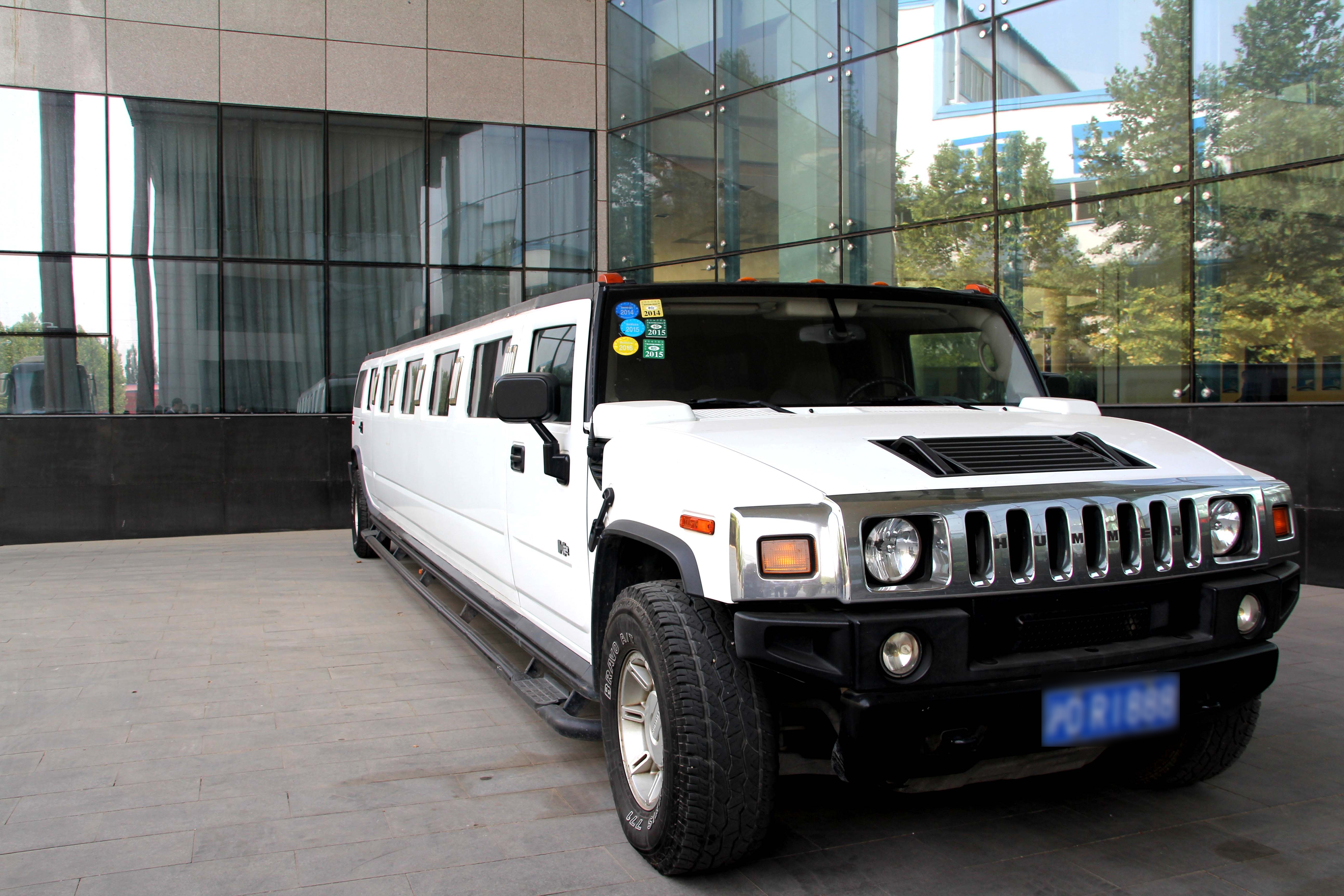 杨子加长悍马车亮相:2015年7月13日于河北保定徐水的中国巨力集团