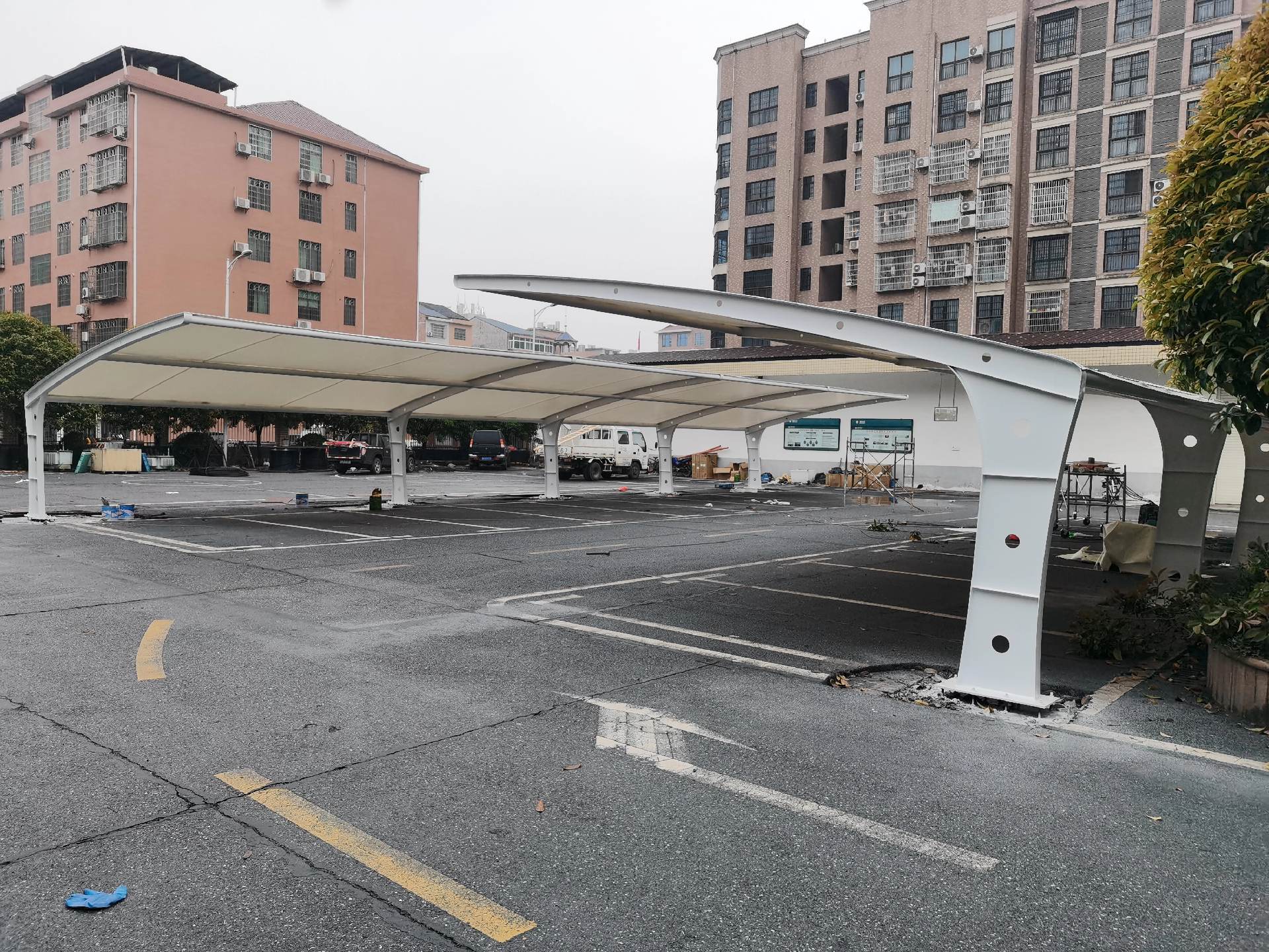 用什么材料做露天停车棚?汽车停车棚尺寸多大合适?